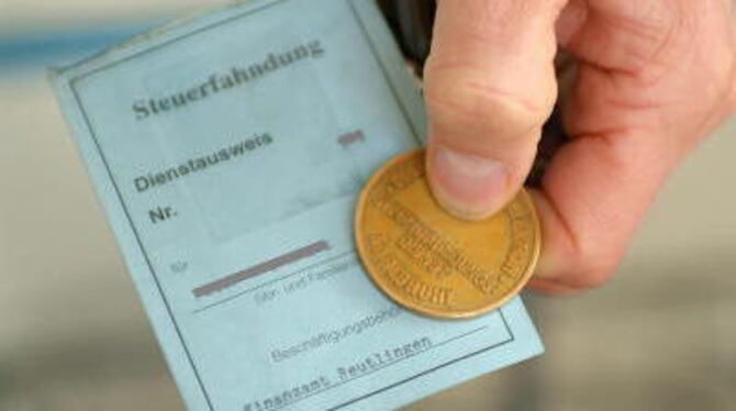Dienstausweis und Dienstmarke eines Mitarbeiters der Reutlinger Steuerfahndung. FOTO: TRINKHAUS