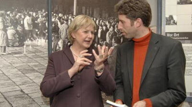 Marianne Birthler, Beauftragte für die Stasi-Unterlagen, unterhält sich mit OB Boris Palmer vor Plakaten der Ausstellung in der