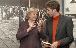 Marianne Birthler, Beauftragte für die Stasi-Unterlagen, unterhält sich mit OB Boris Palmer vor Plakaten der Ausstellung in der 