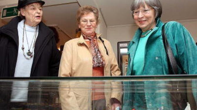 Darüber staunen im Ostereimuseum in Erpfingen nicht nur die drei Damen: Selbst Schiffe und Flugzeuge passen in ein Überraschungs