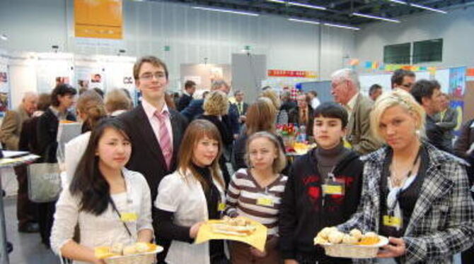 Schüler der Gerhart-Hauptmann-Schule mit ihren Cateringprodukten, die sie auf der &raquo;didacta&laquo; in Stuttgart servierten.