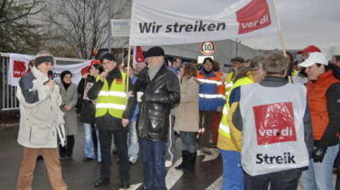Rund 180 Beschäftigte der Stadt blockierten gestern Morgen die Zufahrt zu den Technischen Betriebsdiensten. FOTO: NIETHAMMER