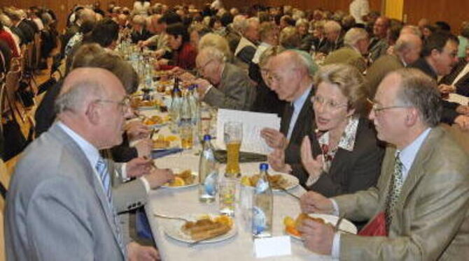 Volle Halle: Zum traditionellen Schiedwecken-Essen des Reutlinger Geschichtsvereins strömten die Massen. Rund dreihundert Gäste