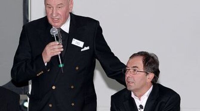 Schulterschluss: Wolfgang Moeck und VfB-Chef Erwin Staudt (rechts). FOTO: AVANTIME