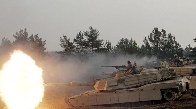 US-Kampfpanzer bei einer Übung in Lettland. Die USA planen eine Panzerbrigade nach Osteuropa zu verlegen. Foto: Valda Kalnina