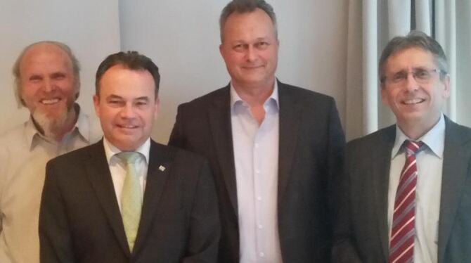 Innungschefs (von links): Johann Hölz, Thomas Schiek, Roman Geiselhart und Kreishandwerkerschafts-Chef Ewald Heinzelmann. FOTO: PRIVAT Innungschefs (von links): Johann Hölz, Thomas Schiek, Roman Geiselhart und Kreishandwerkerschafts-Chef Ewald Heinzelmann. FOTO: PRIVAT