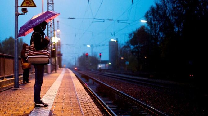 Wenn’s dunkel wird, sind viele Frauen ungern allein per Zug unterwegs. FOTO: DPA