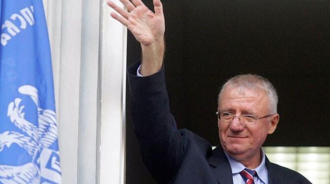 Vojislav Seselj winkt Ende 2014 von einem Balkon in Belgrad aus Anhängern zu. Foto: Andrej Cukic Vojislav Seselj winkt Ende 2014 von einem Balkon in Belgrad aus Anhängern zu. Foto: Andrej Cukic