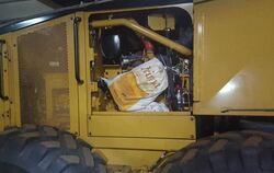 Plastikbeutel mit insgesamt 26 Kilogramm Kokain liegen versteckt im Motorraum eines Baufahrzeuges aus Brasilien. Foto: Hauptz