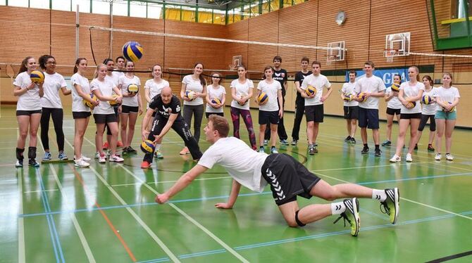 Voller Einsatz: Abiturienten aus dem ganzen Kreis trainierten im BZN mit den TVR-Volleyballern und ihrem Trainer Hans Peter Müll