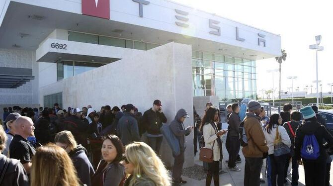 Tesla-Fans vor einem Laden im kalifornischen Buena Park. Foto: Eugene Garcia