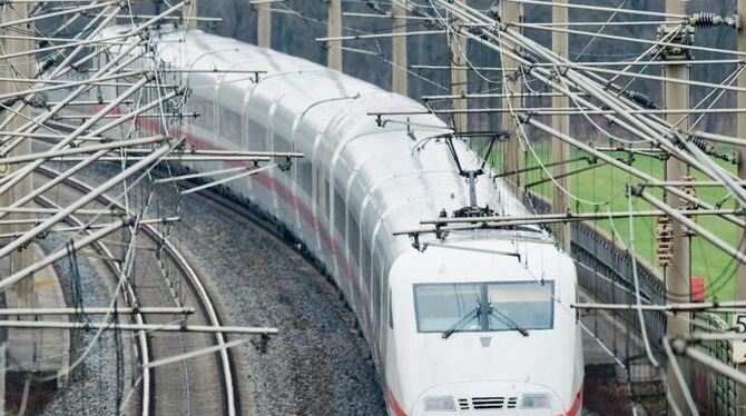 Bahnreisende müssen sich bald wegen Bauarbeiten auf erhebliche Behinderungen auf der wichtigen ICE-Strecke zwischen Hannover