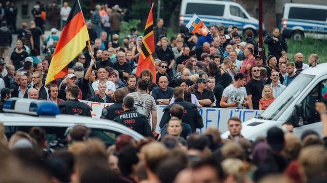 Rund 250 Gegner eines Flüchtlingsheimes protestieren in Freital. Eine rechtsextreme Bürgerwehr aus der sächsischen Kleinstadt