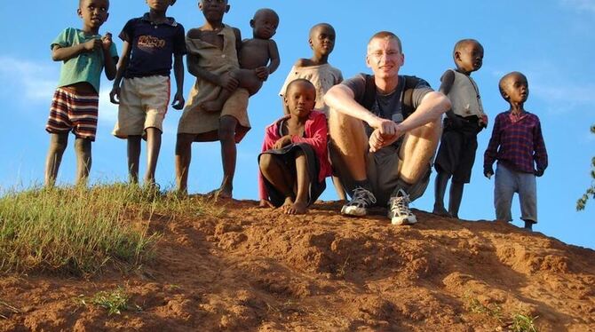 Joachim Lukas mit Kindern in Ruanda, um die er sich in seiner Funktion als kirchlicher Entwicklungshelfer sorgt.  FOTO: PRIVAT