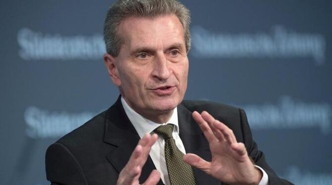 Als größtes Land in der EU müsse Deutschland auch die meisten Flüchtlinge aufnehmen, sagte EU-Kommissar Günther Oettinger. De