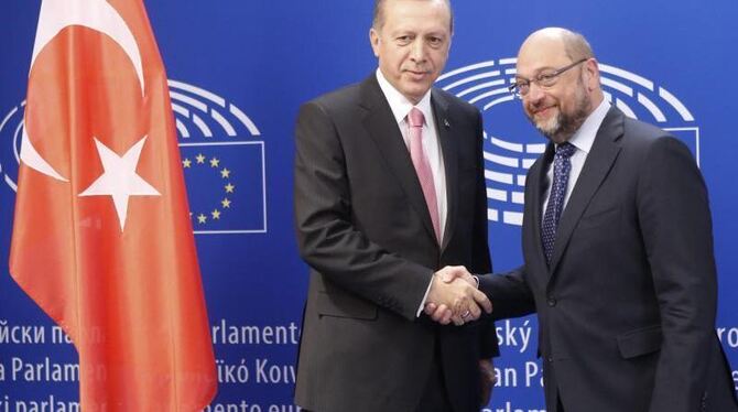 EU-Parlamentspräsident Martin Schulz mit dem türkischen Präsidenten Recep Tayyip Erdogan im vergangenen Oktober in Brüssel. F EU-Parlamentspräsident Martin Schulz mit dem türkischen Präsidenten Recep Tayyip Erdogan im vergangenen Oktober in Brüssel. F