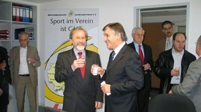 Natürlich mit Mineralwasser: Bürgermeister Rudolf Heß und Sportkreisvorsitzender Karl-Heinz Walter stoßen auf die neuen Räume an