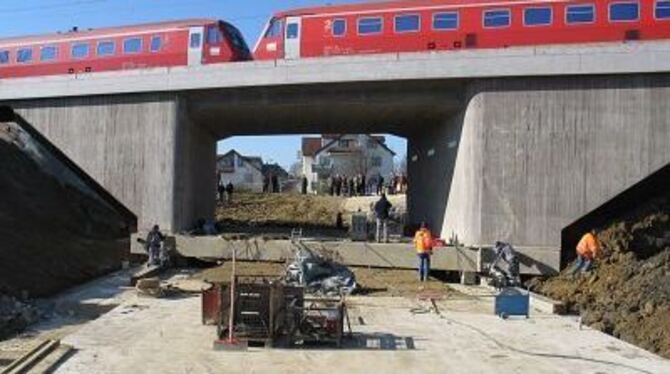 Die neue Eisenbahnbrücke bei Bempflingen wurde gestern Zentimeter für Zentimeter in ihre endgültige Position geschoben.
GEA-FOTO