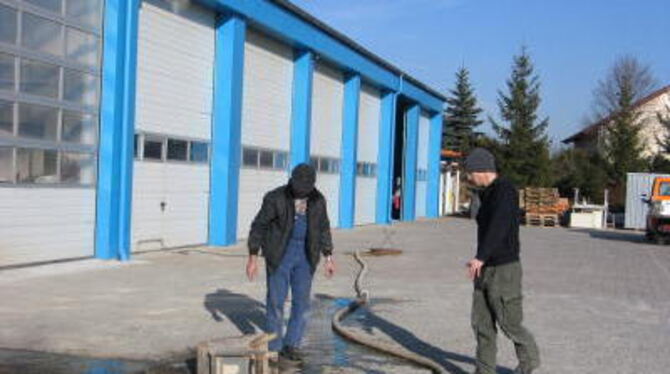 Noch gibt es einiges zu tun auf dem neuen Bauhofgelände: Mitarbeiter prüfen den Zustand der Zisterne unter dem Hof. GEA-FOTO: SC