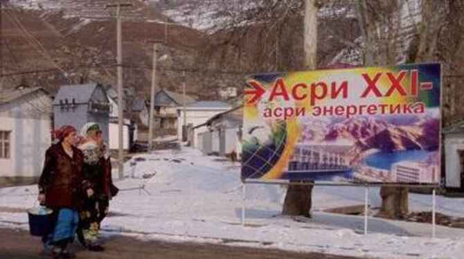 Anspruch und Wirklichkeit: Ein Plakat propagiert das &raquo;Jahrhundert der Energiewirtschaft&laquo;, während zwei tadschikische