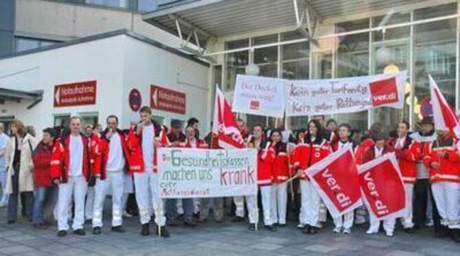 Warnstreik vor dem Klinikum am Steinenberg: 250 Mitarbeiter verliehen den Gewerkschaftsforderungen Nachdruck. GEA-FOTO: MEYER