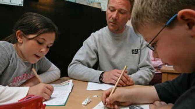 Bei den Hausaufgaben helfen, Lernschwächen beheben: Die Aufgaben der Lernbegleiter sind vielfältig. FOTO: DPA