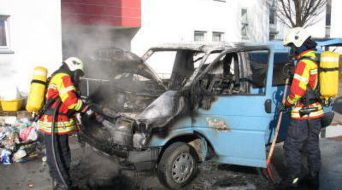 Erst qualmte es, dann fing der Motor Feuer und zerstörte den VW-Bus. GEA-FOTO: STRÖHLE