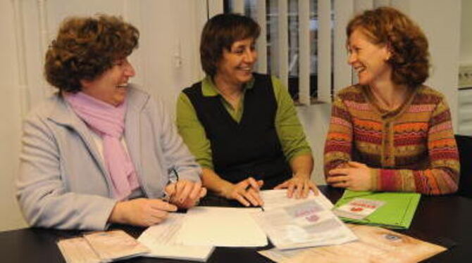 Setzen sich für Opfer häuslicher Gewalt ein (von links): Elisabeth Heinz-Günther, Gabriele Heller und Kristina Eisele . GEA-FOTO