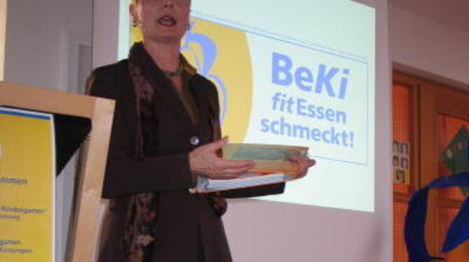 Staatssekretärin Friedlinde Gurr-Hirsch hat in Münsingen den neuen Leitfaden &raquo;Esspedition Kindergarten&laquo; vorgestellt