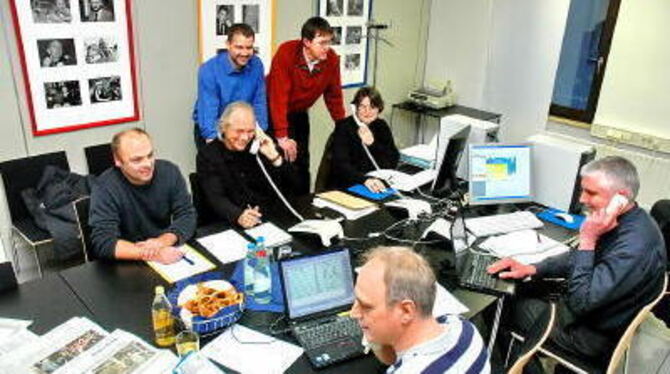 Fachleute am GEA-Telefon: (von links, vorn) Hans Bogenschütz (TÜV) und Uwe Falke (Dekra), ihnen gegenüber Ralf Beck, Roland Fric