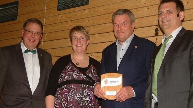 Sie freuen sich über eine starke Ortsgruppe (von links): Gauvorsitzender Thomas Keck, Tanja Waidmann vom Gesamtvorstand, der mit