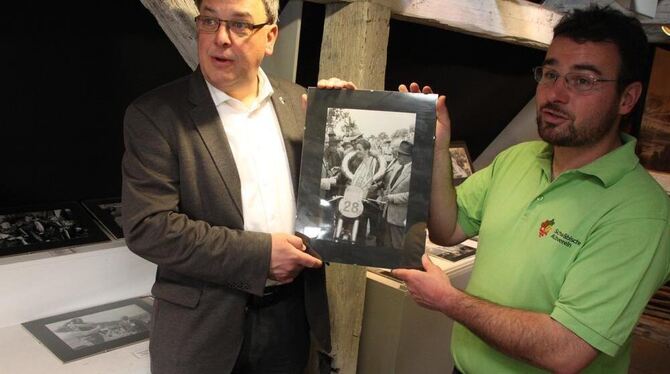Thomas Keck (links) und Friedemann Rupp mit einem Bild, das den berühmten Rennfahrer Baltisberger zeigt.  FOTO: LEISTER