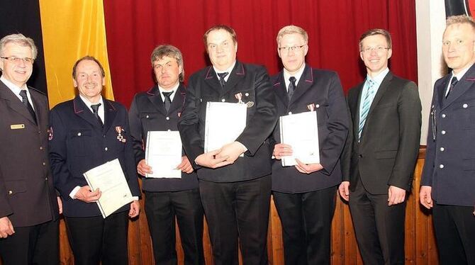 Ehrungen in Trochtelfingen mit (von links) Harald Herrmann, Vize-Kreisbrandmeister, Werner Möck, Hubert Brunner, Gerd Wittner, M