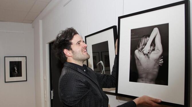 Verrutschen sollten seine Porträts dann doch nicht – Mike Meyer beim Hängen einer seiner Fotografien in der Ausstellung in Hülbe