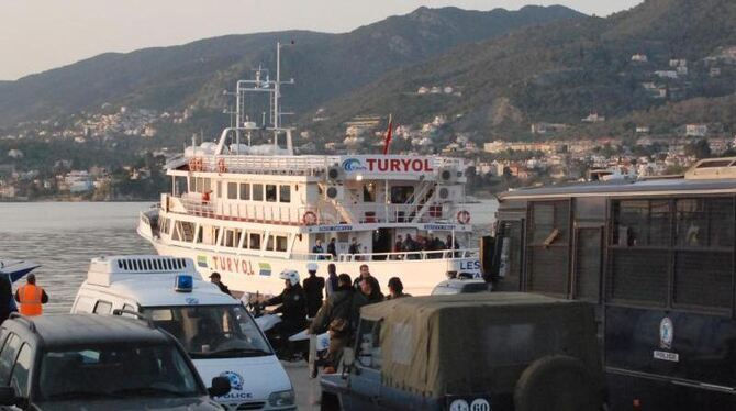 Türkisches Touristenboot im Hafen von Lesbos. Unter großem Polizeiaufgebot sind die ersten Migranten an Bord der »Lesvos« geb