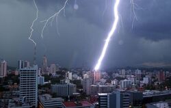 Dunkle Wolken und Blitzeinschläge über Panama-City. Die Recherchen zu den «Panama Papers» basieren auf einem Datenleck bei de