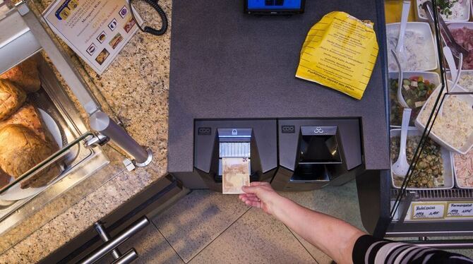 Ein Bezahlautomat in einer Metzgerei in Schorndorf. FOTO: DPA Ein Bezahlautomat in einer Metzgerei in Schorndorf. FOTO: DPA