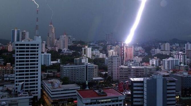 Gewitter über Panama-City. FOTO: DPA