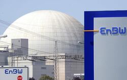 Hinter einem EnBW-Logo ist das Kernkraftwerk Philippsburg zu sehen. Foto: Uli Deck/Archiv