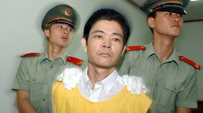 Ein wegen Drogendelikten zum Tode verurteilter Tatverdächtiger wird in das Gericht im chinesischen Nanjing gebracht. Foto: EP