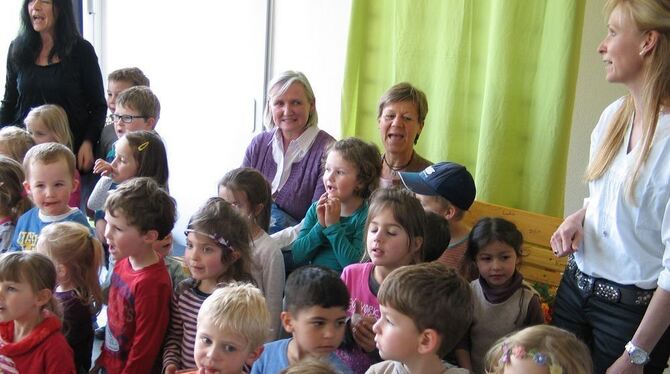 Heidi Danka, links, soll sich künftig auf der Gartenbank ausruhen, während Heike Schmitt, rechts, die Leitung des Sternbergkinde Heidi Danka, links, soll sich künftig auf der Gartenbank ausruhen, während Heike Schmitt, rechts, die Leitung des Sternbergkinde