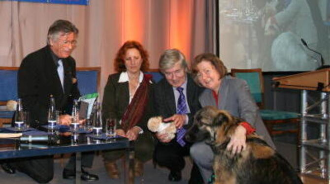 Bei der Verleihung in München (von links): Pierre Brice, Dr. Claudia Ludwig, Christian Wolff und Petra Zipp.  FOTO: PR