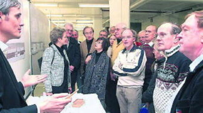 Architekt Matthias Weißer vom kommunalen Gebäudemanagement (links) informierte zusammen mit OB Barbara Bosch über die preisgekrö