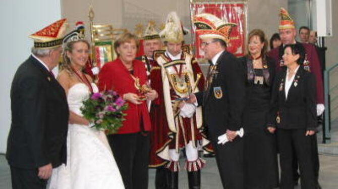 Karnevalisten bei der Bundeskanzlerin (von links): der Vizepräsident des Württembergischen Karnevalvereins Heinrich Enes, die Re
