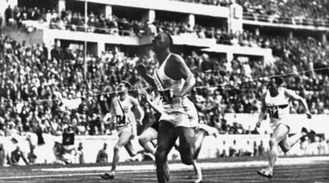 Nicht im Sinne der Nationalsozialisten: Der Amerikaner Jesse Owens (rechts) siegt im 100-m-Olympiafinale in Berlin. 
FOTO: DPA