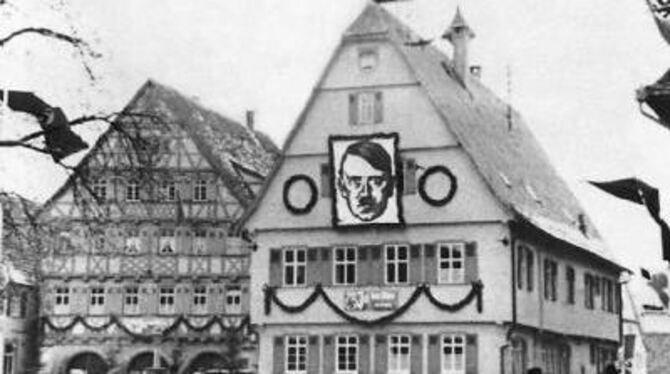 Da war die Macht längst in brauner Hand: Pfullinger Rathaus mit Nazischmuck im Jahr 1938. FOTO: BURGEMEISTER