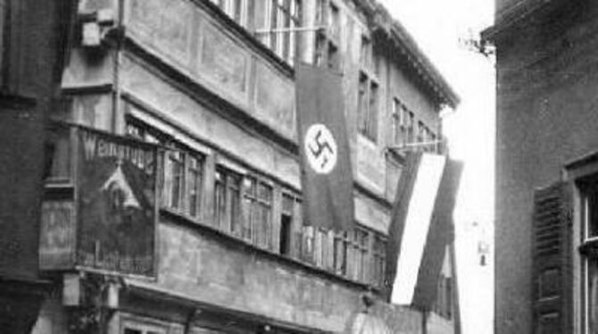 Im Frühjahr 1933 ist das Tübinger Rathaus noch doppelt beflaggt mit der alten Fahne und dem neuen Hakenkreuz. FOTO: STADTARCHIV