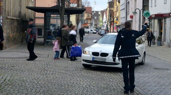 Einsatzgebiet Altstadt: Eine Mitarbeiterin des Kommunalen Ordnungsdienstes stoppt auf der Metzgerstraße einen der zahlreichen Au