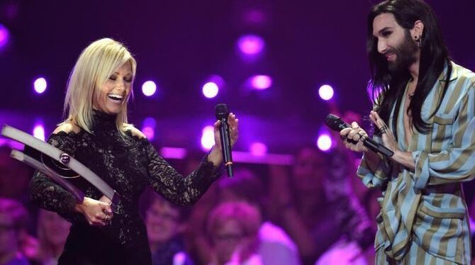 Helene Fischer strahlt und Conchita Wurst applaudiert. Foto: Clemens Bilan