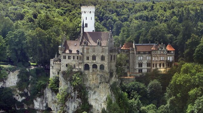 Der Blick auf Schloss  Lichtenstein ist schützenswert und  darf deshalb  nicht durch Windräder gestört werden, das betonte auch das Regierungspräsidium Tübingen. FOTO: GROHE